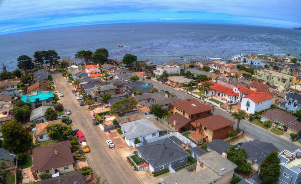 Six houses down, turn right and you are at the ocean. Enjoy walks along the bluff pathway.