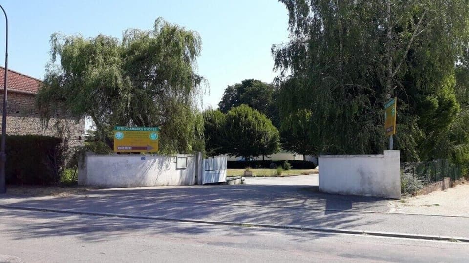 Entrance of the property seen from the street