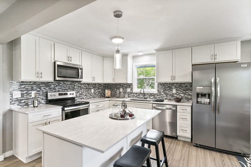 Beautiful new kitchen, brand new appliances, quartz counters with island
