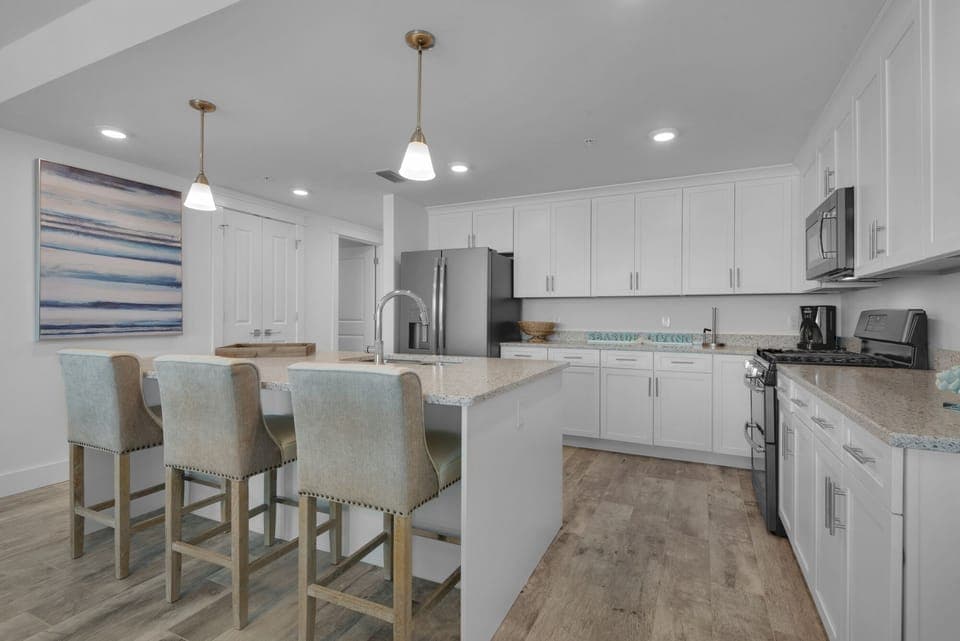 Great conversations/entertaining while preparing meals in well equipped kitchen