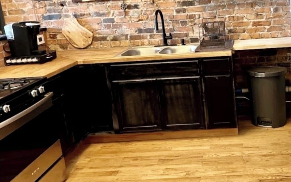 Large, newly remolded, L shaped, open concept kitchen