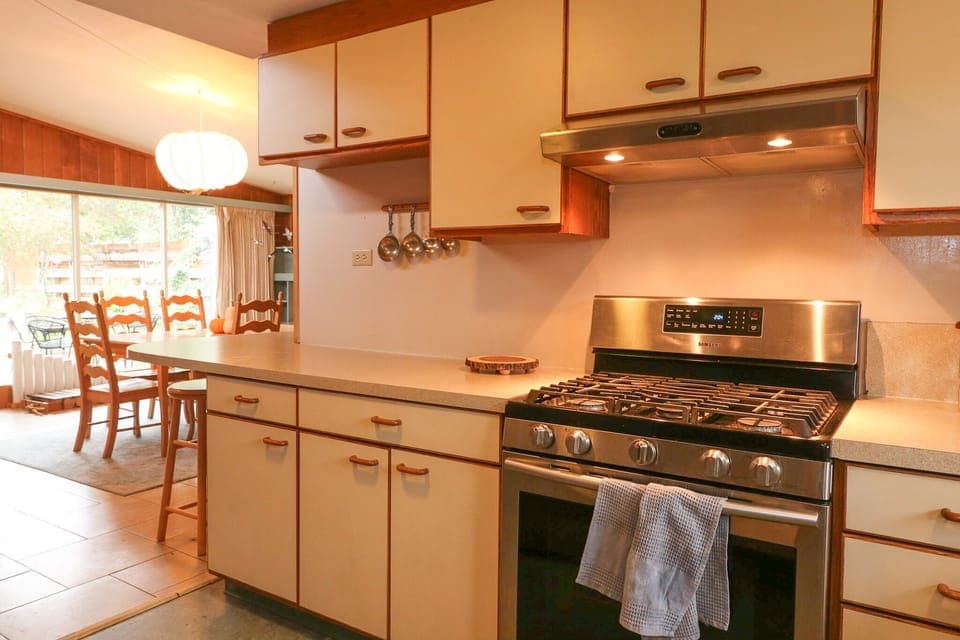 Kitchen (new gas stove)