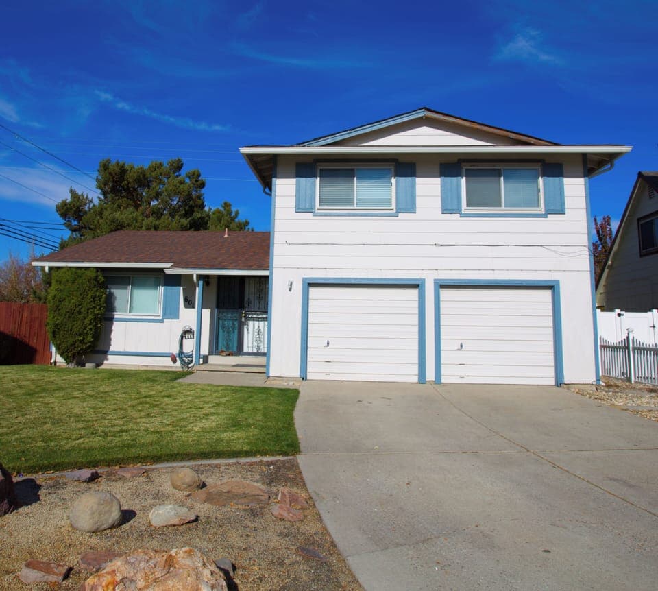 MODERATELY PRICED 3BR/2 1/2BA HOME  LOCATED NEAR ATLANTIS HOTEL/CASINO