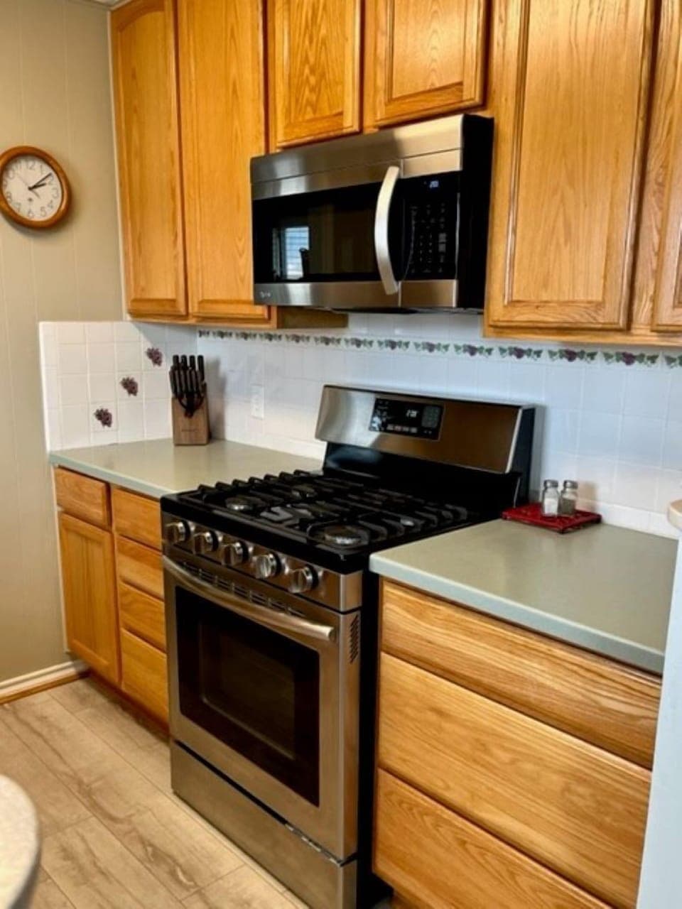 Stainless steel gas range with five burners plus microwave 