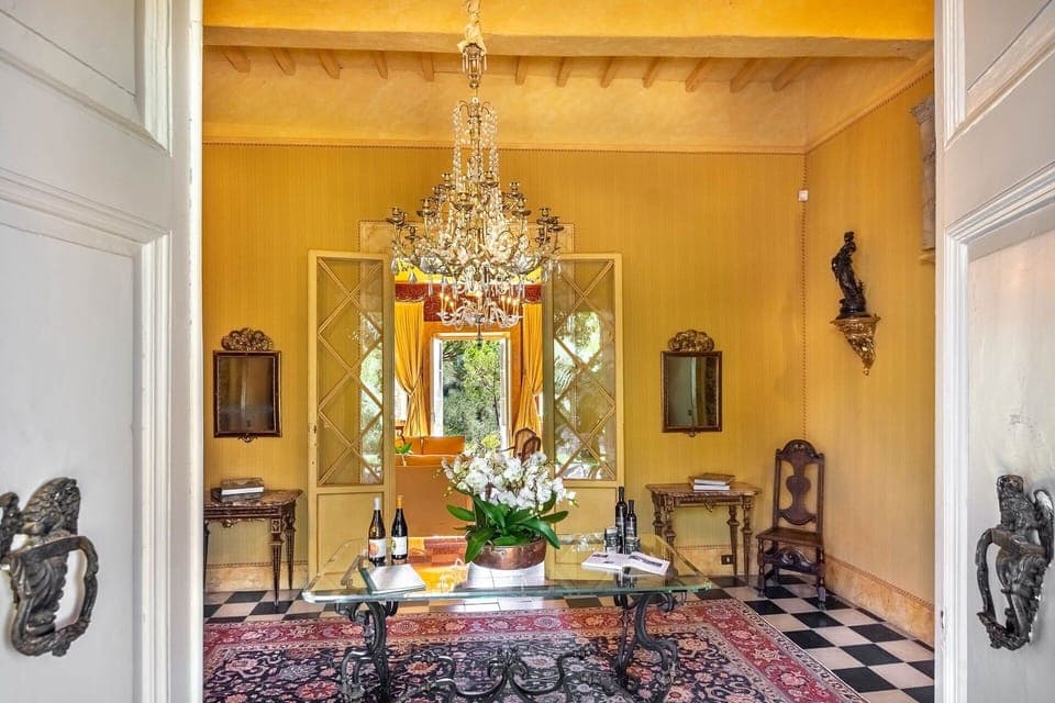 Common Room, Main Entrance