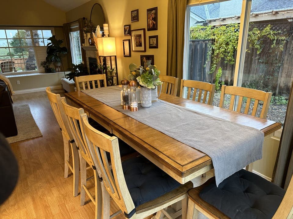 Dining room, seats 8