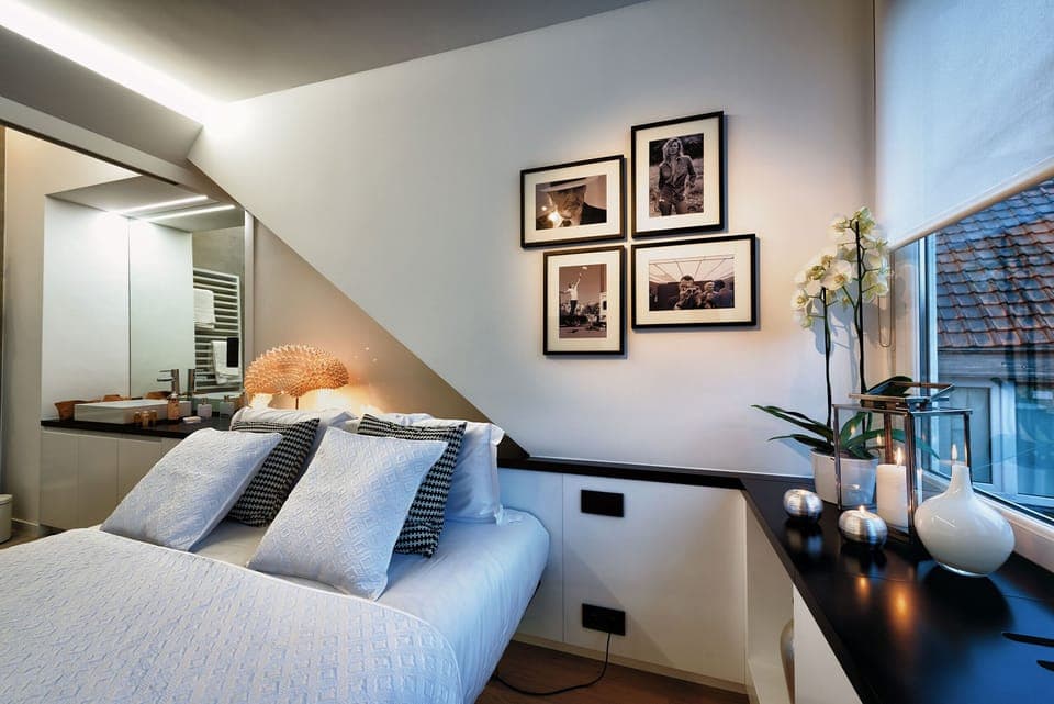 Bedroom with  Queen Sized Bed / Flatscreen TV / Bathroom