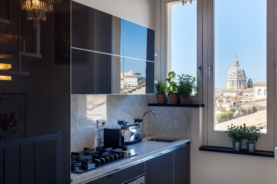 Fully equipped kitchen: Fridge, Freezer, Oven, 4 cooking Stations, Nespresso