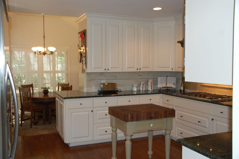 Kitchen: Boos island, granite counters, gas range, dining area w/ vaulted ceiling