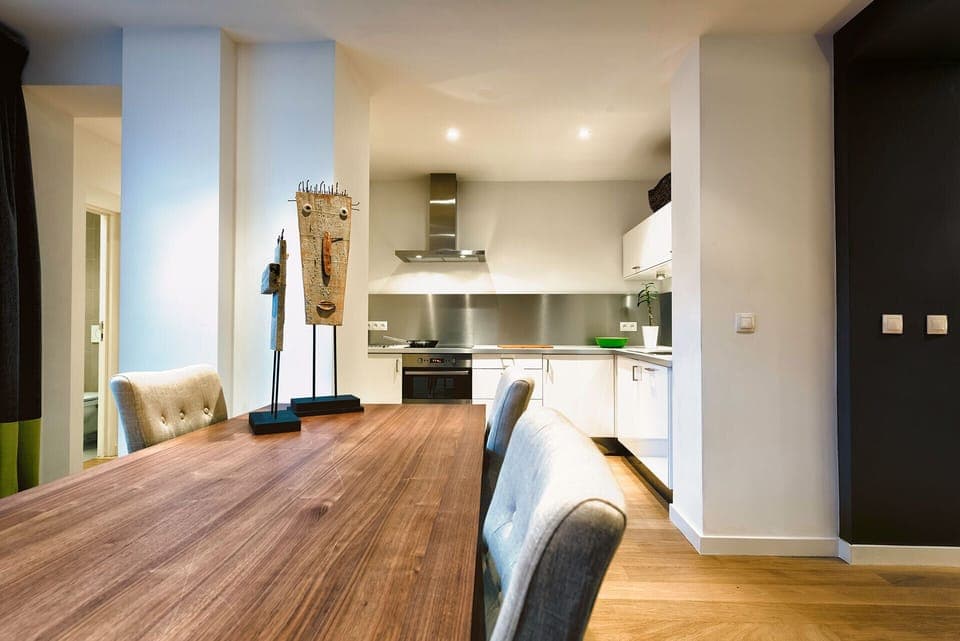 Dining Area / Fully-equipped Kitchen