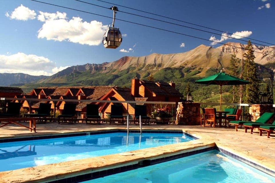 pool side dining