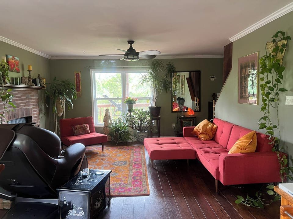 Spacious, light, L/R w/Fireplace & Osaki Massage Chair. Couch converts to queen