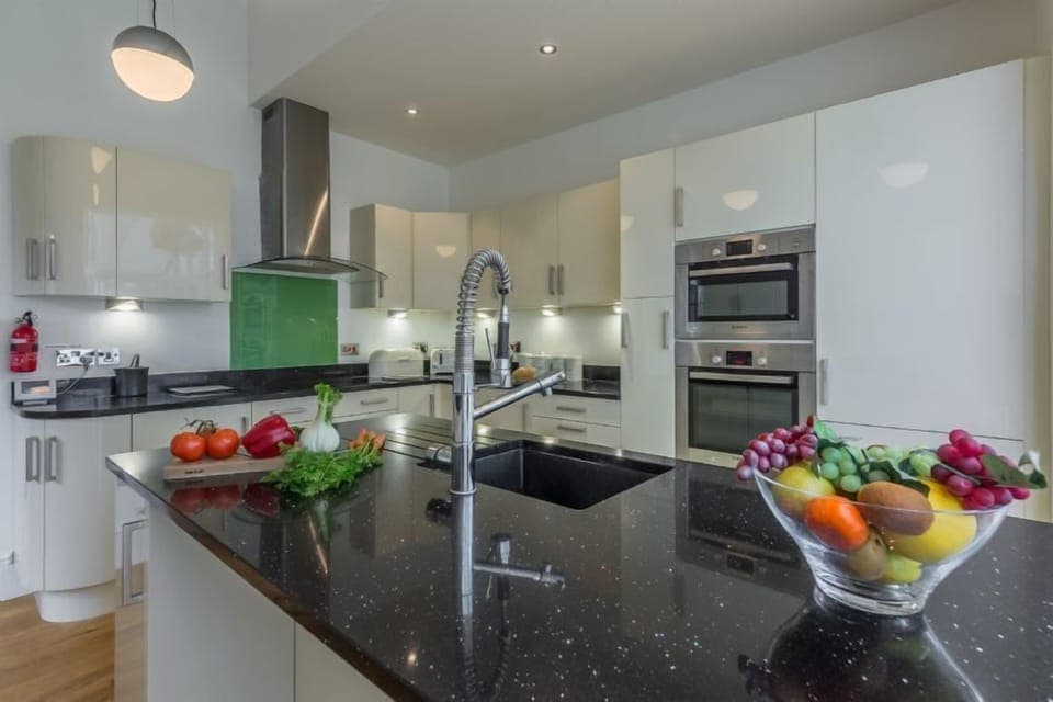Ground floor: Gorgeous kitchen with granite worktops