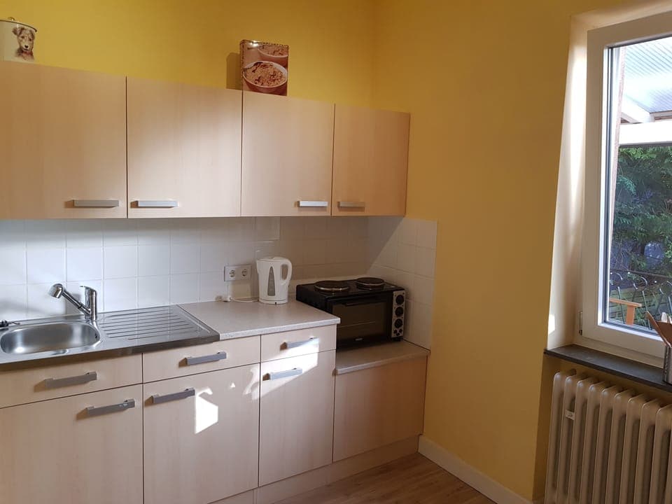 Einbauküche mit kleinem Backofen, Grill und 2 Kochplatten