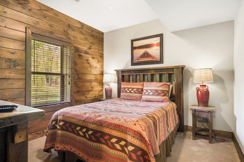 2nd lower level Queen guestroom