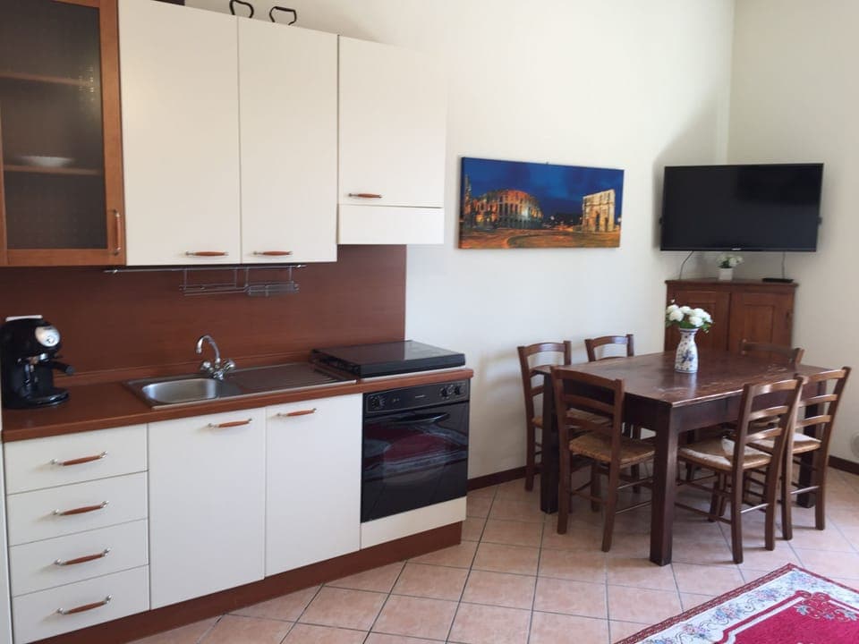 Nice Kitchen with Large Dining Table 