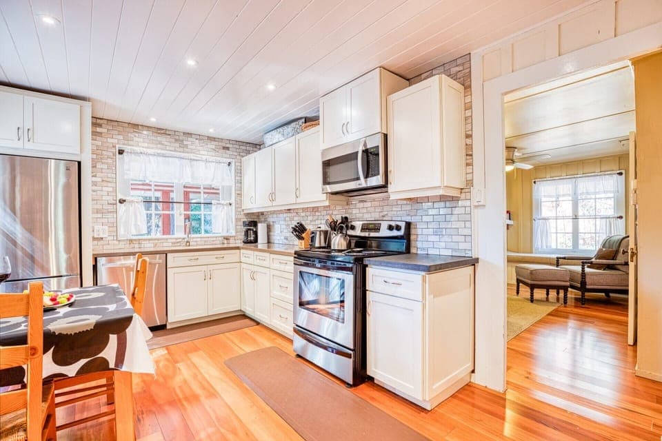 Great kitchen with a dinette addition