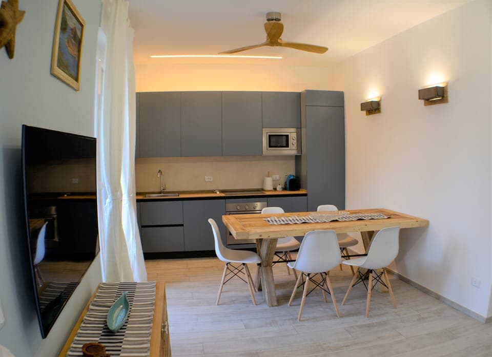 Great fully equipped kitchen/dining space. Handmade table from reclaimed wood