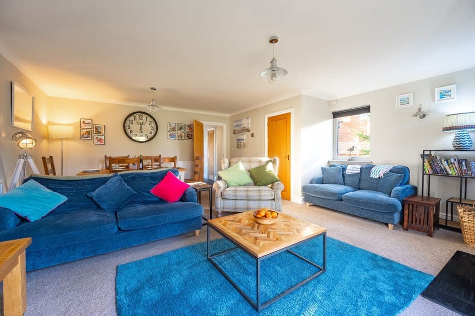 Downlands, Burnham Market: Sitting room with comfortbale sofas