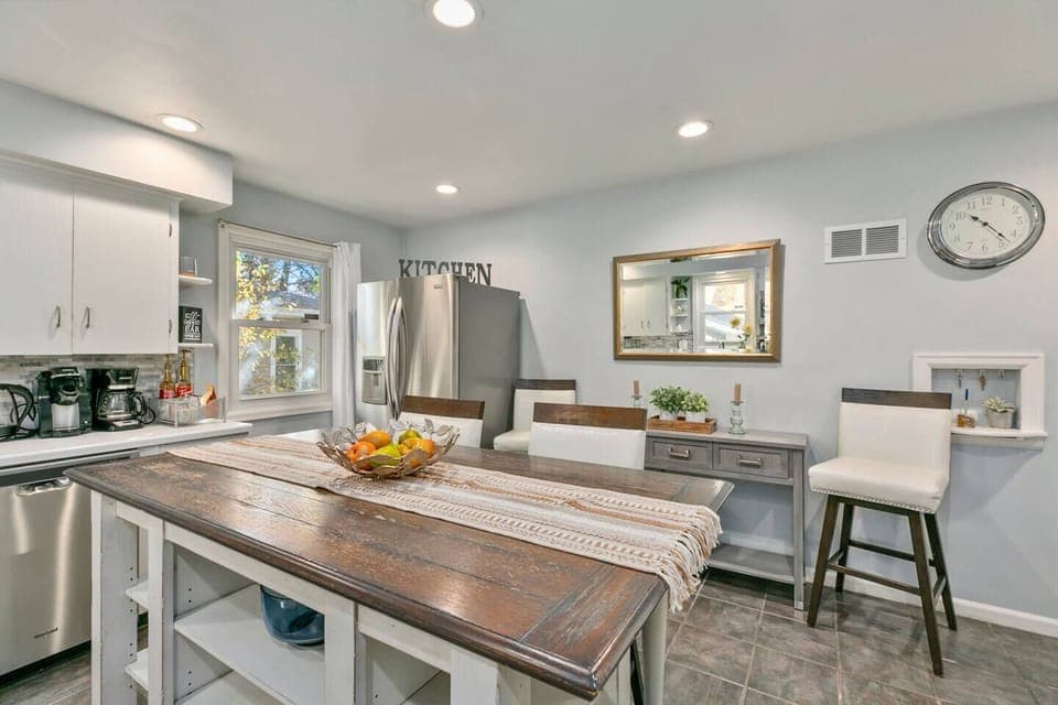 Eat-in Kitchen with coffee bar!