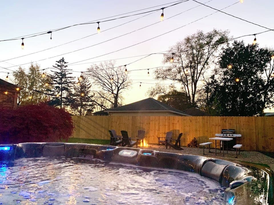 TheBrickHouse Backyard Oasis - hot tub, grill, lights, firepit (complementary firewood provided), privacy fence, did I mention HOT TUB!!??