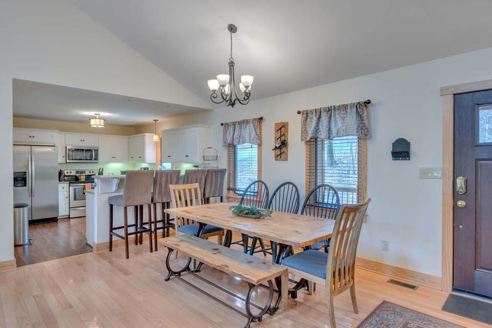 Dining area for 8, plus bar seating for 4