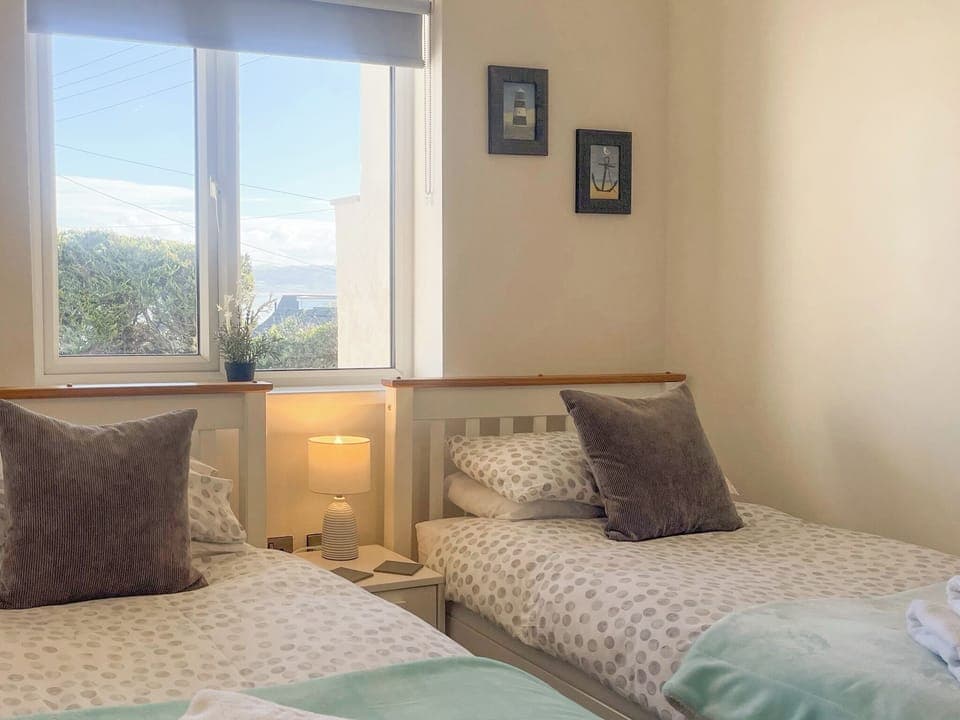Twin bedroom | The Holiday House, Benllech