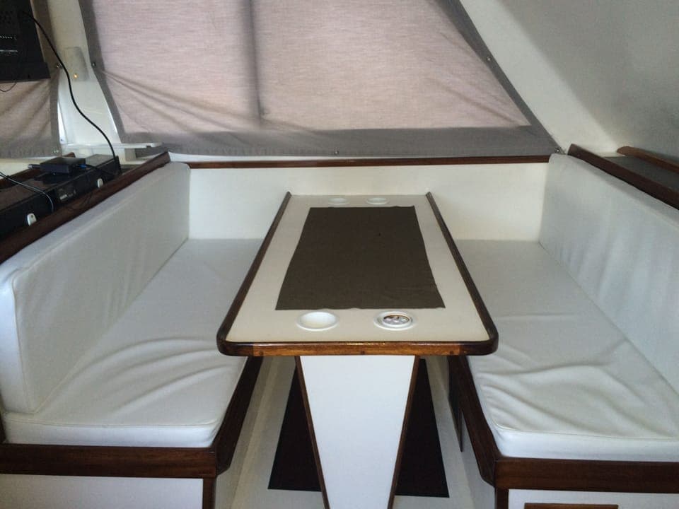 The dinning room sits 6 people, 