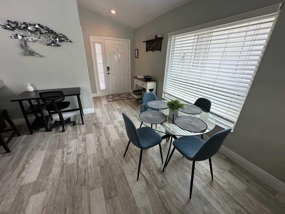 2053HEA - Breakfast Nook.jpeg