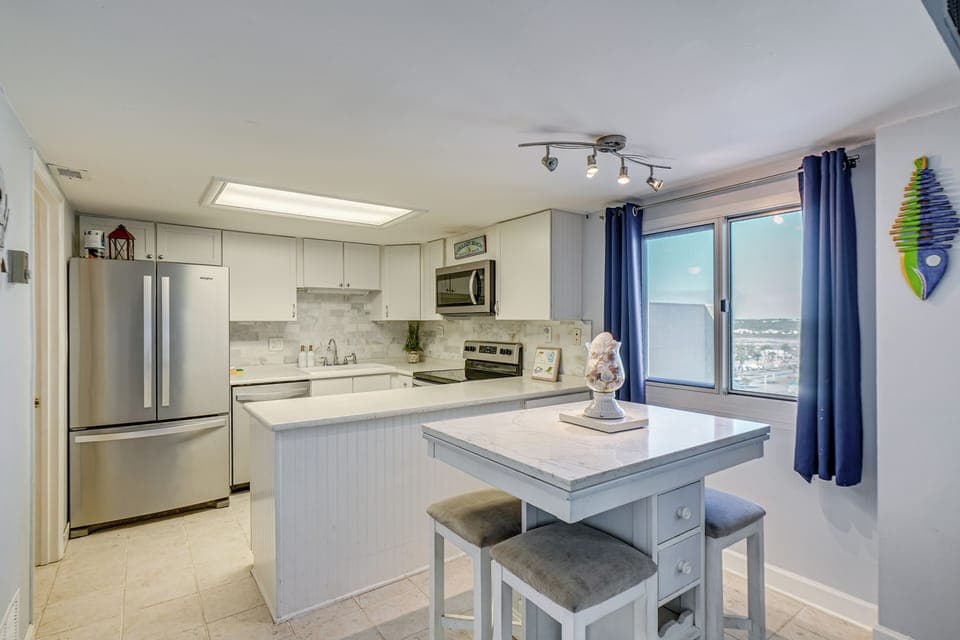Dining Area | Dishes & Flatware Provided