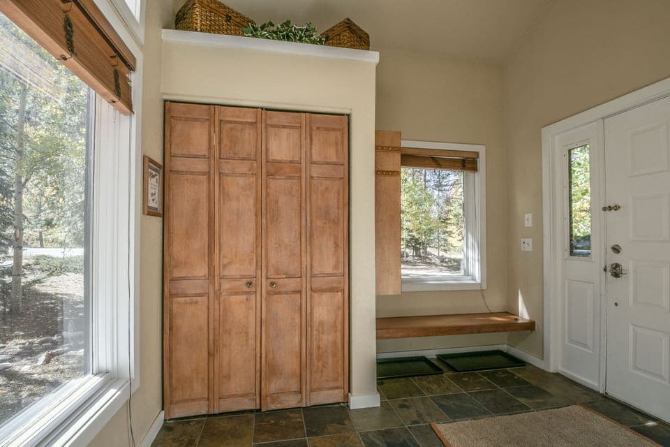 Front entryway with storage space/boot bench