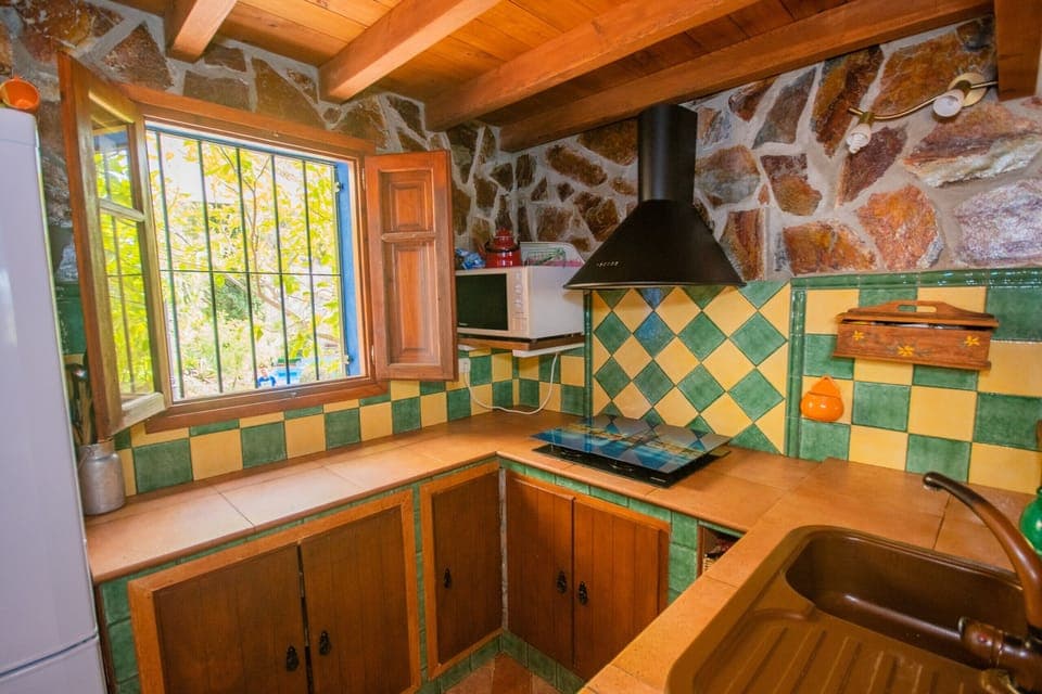 Enjoy the kitchen of this rural house in Guaro