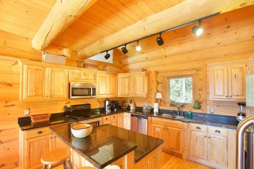 Fully Stocked Gourmet Kitchen 