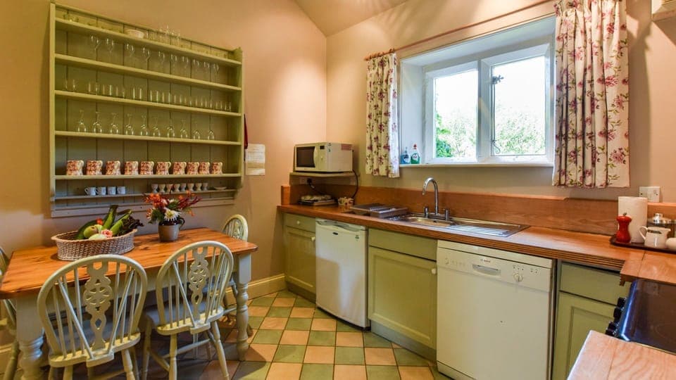 Kitchen with breakfast table, Bellhouse, Bolthole Retreats