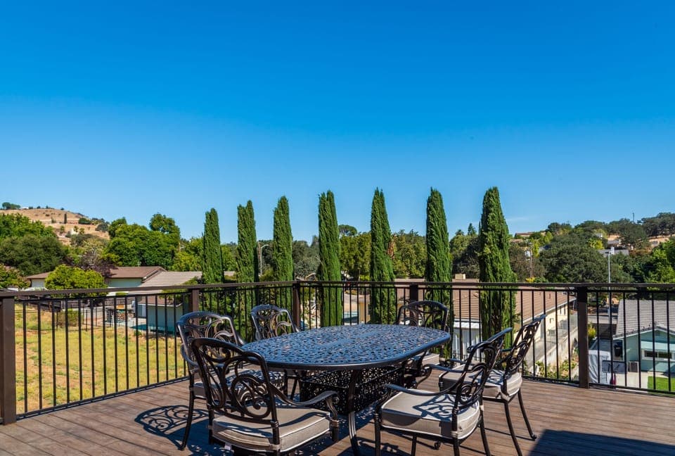 Enjoy a Glass of Wine while Dining Al Fresco