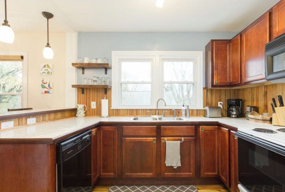 Fully equipped kitchen.