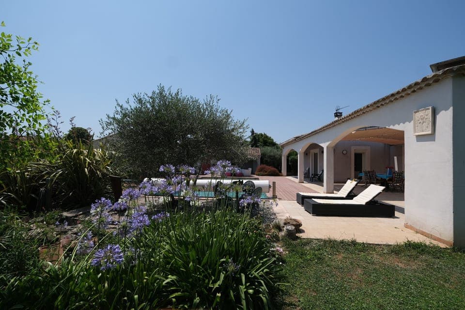 LE THOR vacation rental, comfortable villa for rent with terrace for 6 people. Online reservation with Plaisirs & Maisons de Provence