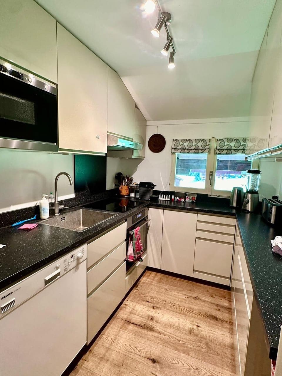 the charming kitchen 