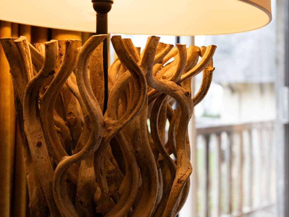 Wood, Natural Material, Chandelier, Light Fixture, Hardwood, Design, Still Life Photography, Lamp, Plank, Lampshade