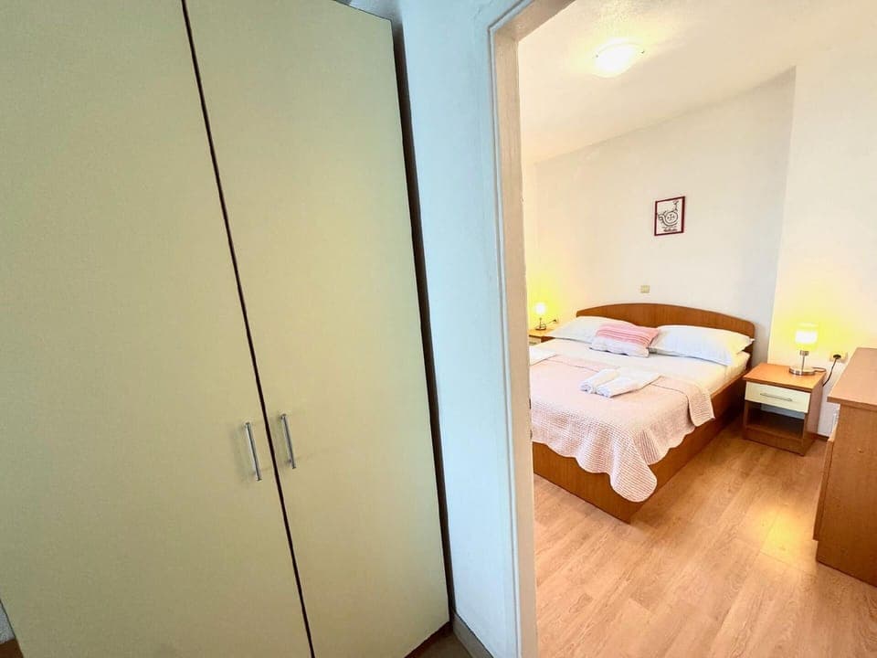 Bedroom, bed size 1.60x2.0, wardrobe