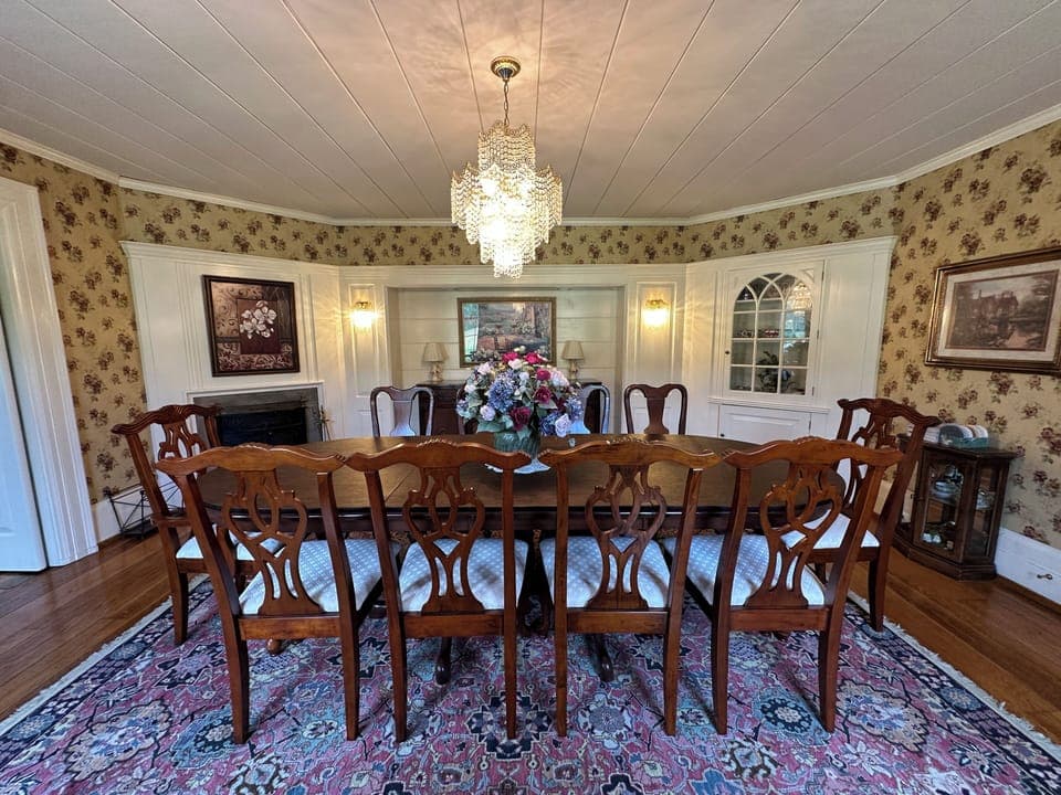 10 seat dinning room table, fireplace, A/C