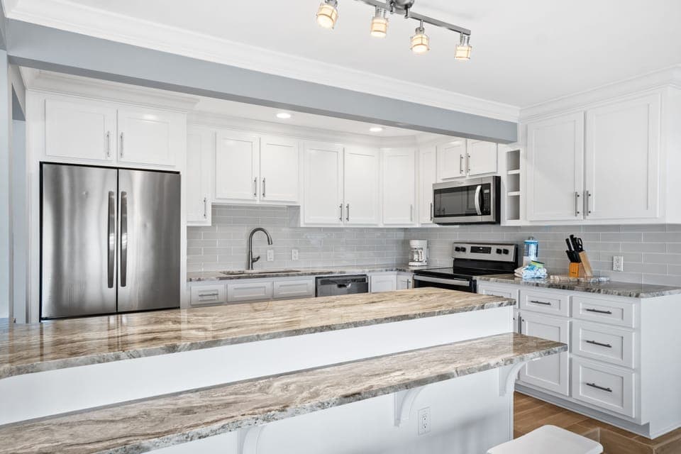Kitchen with Breakfast Bar