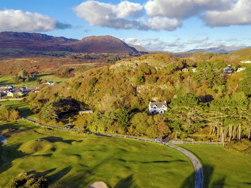Set in a beautiful area | Llys Cyngar, Morfa Bychan, near Porthmadog