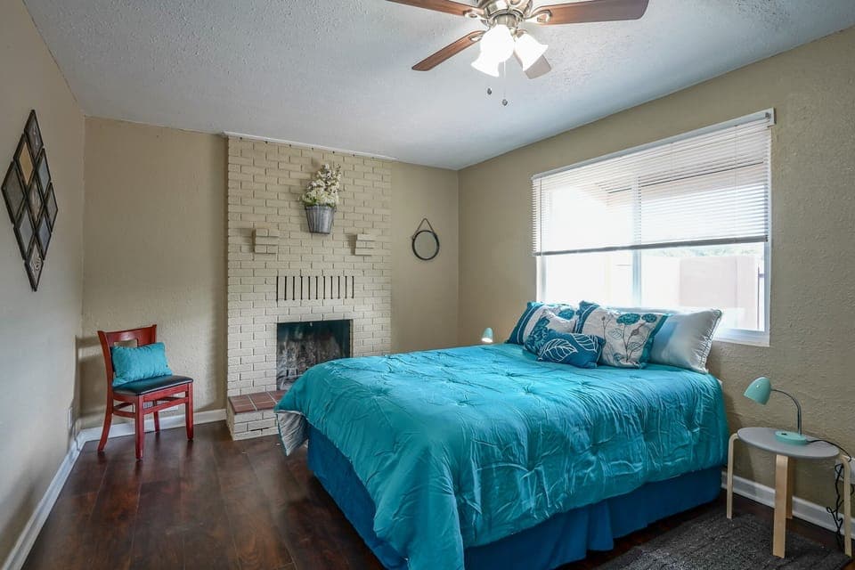 Bedroom 4 - queen bed