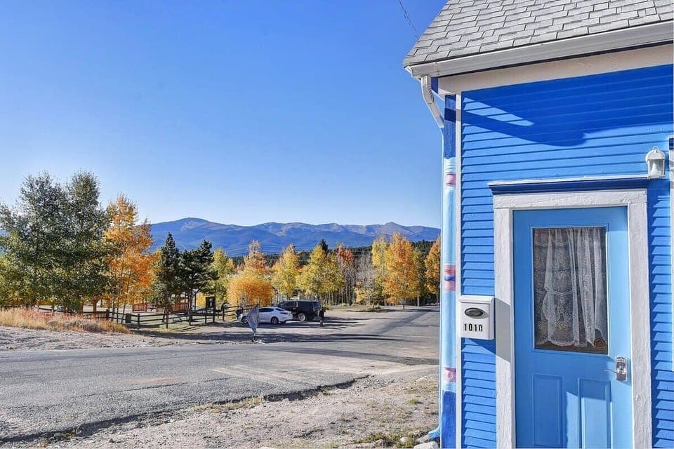 【Exterior】 Built in 1889 — that mountain view greets you at the front door.