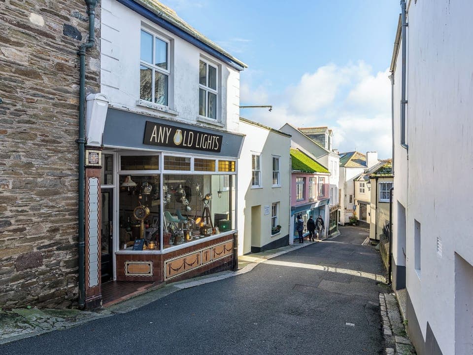 Fowey&rsquo;s narrow streets are a shopper&rsquo;s paradise