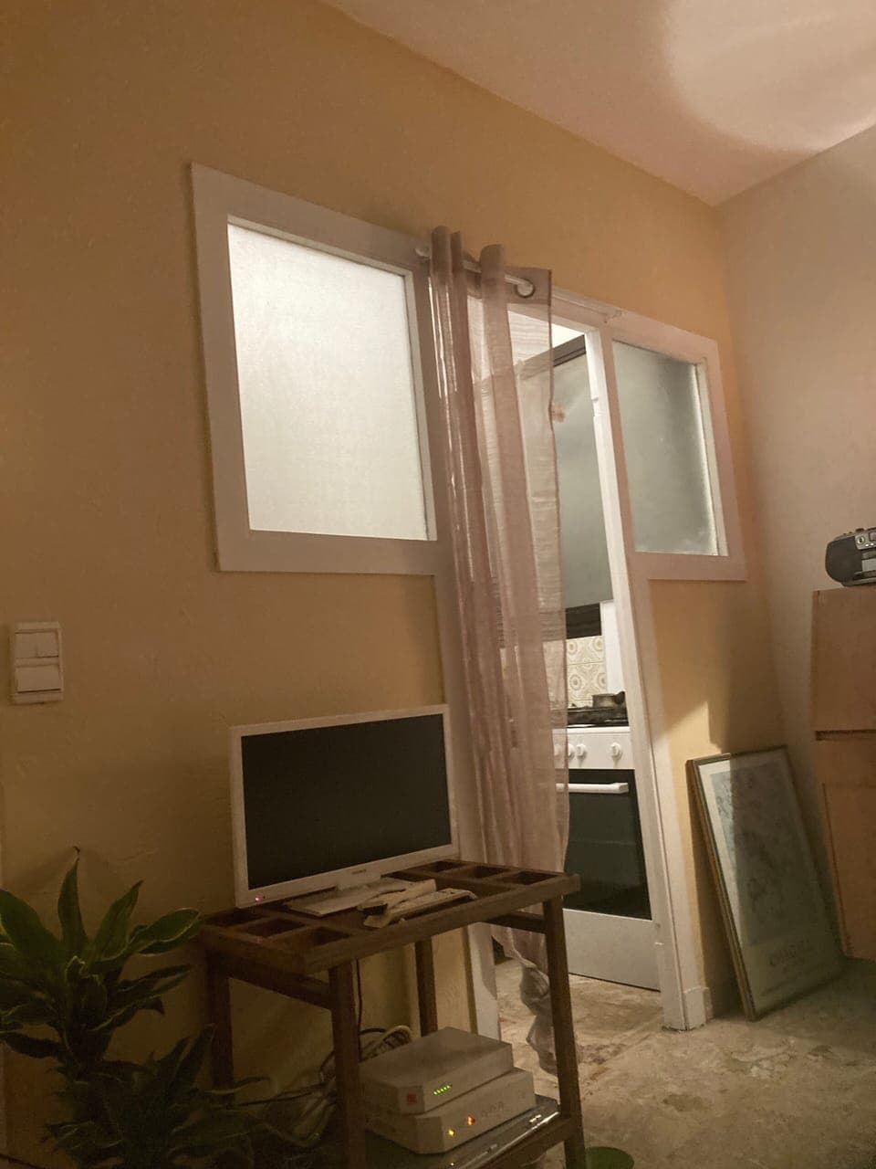 Newly painted walls, kitchen separation, cable TV.