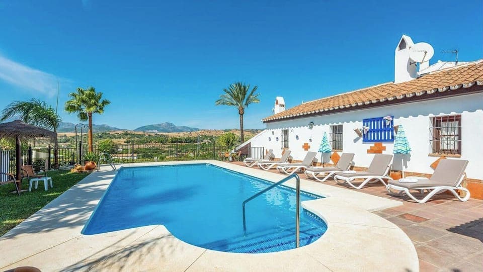 La Viña del Arenal Pizarra by Ruralidays