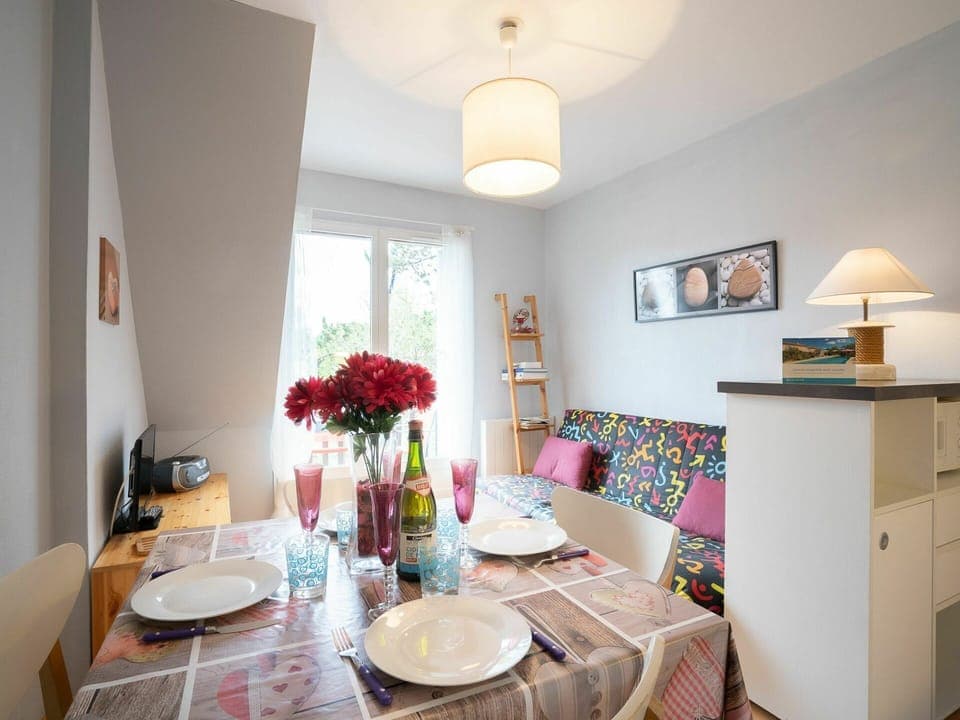 Table, Furniture, Tableware, Property, Chair, Lighting, Interior Design, Lamp, Plant, Floor