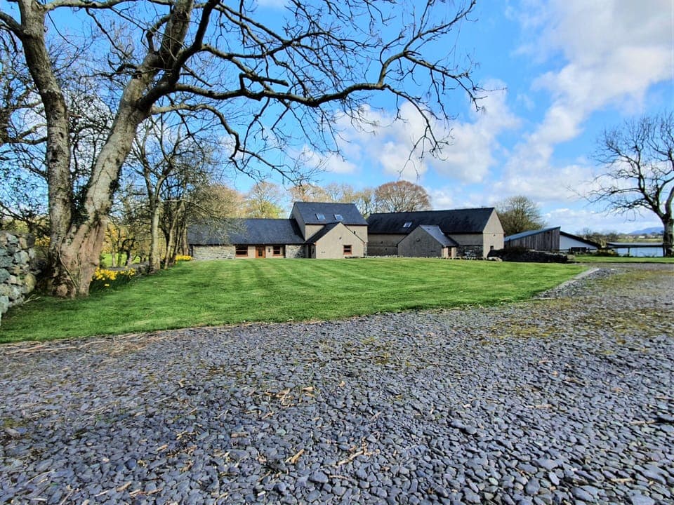 Spring and Lavender cottage with ample parking space